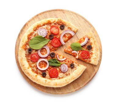 Beyaz arka planda fesleğenli ve domatesli lezzetli pizza.