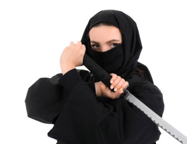Beyaz arka planda kılıcı olan bir kadın ninja.