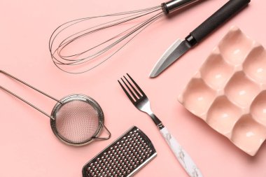 Pembe arka planda mutfak gereçleri