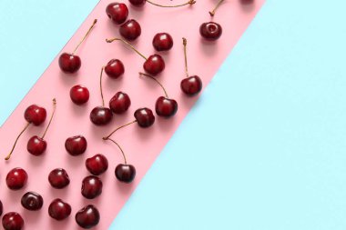 Renkli arka planda bir sürü tatlı kiraz