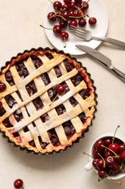 Lezzetli vişneli turta ve beyaz arka planda bir tabak böğürtlen.