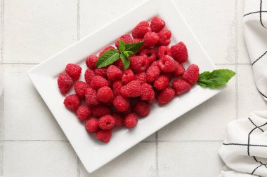 Taze ahududu tabağı ve beyaz fayanslı nane şekeri