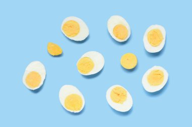 Mavi arka planda kaynamış yumurta.