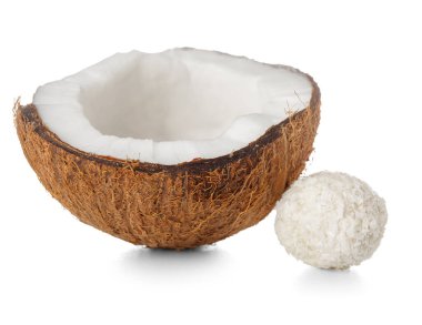 Hindistan cevizi ve lezzetli çikolata şekerleri beyaz arka planda izole edilmiş.