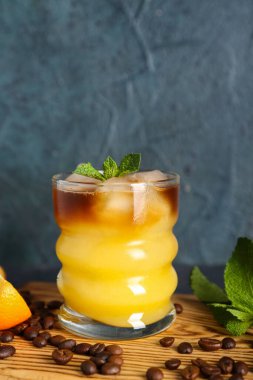 Koyu mavi arka planda soğuk turuncu espresso.