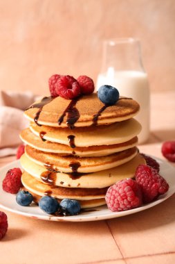 Masada ahududu ve yaban mersinli bir tabak lezzetli krep.