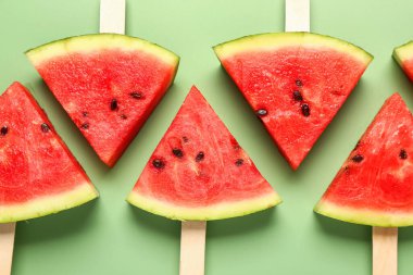 Yeşil arka planda tatlı karpuz çubukları