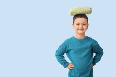 Mavi arka planda kalem kutusu olan şirin bir çocuk.