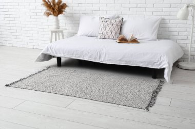 Işıl ışıl yatak odası, rahat yatak odası ve şık halı.