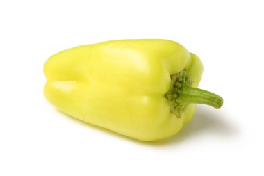 Beyaz arkaplanda yeşil dolma biber