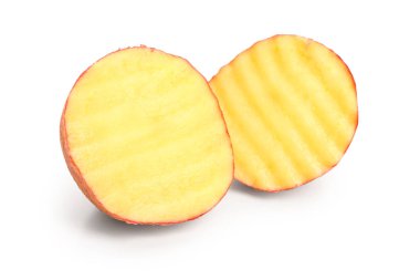 Beyaz arka planda taze çiğ patates dilimleri