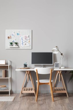 Çalışma yeri ve tahtası olan modern ofisin içi