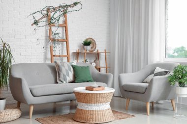 Oturma odasında rahat bir koltuk, kanepe ve masa.