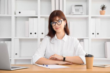 Ofiste çalışan güzel bir iş kadını.