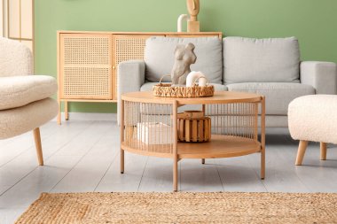 Oturma odasında dekor olan ahşap bir sehpa.