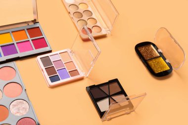 Turuncu arka planda güzel göz falı paletleri