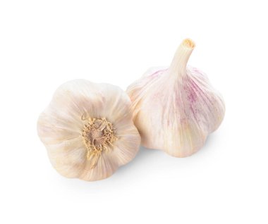 Beyaz arkaplanda taze sarımsak var.