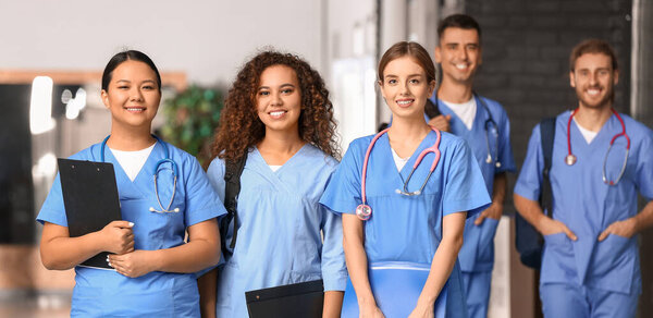 Группа студентов в коридоре медицинского университета
