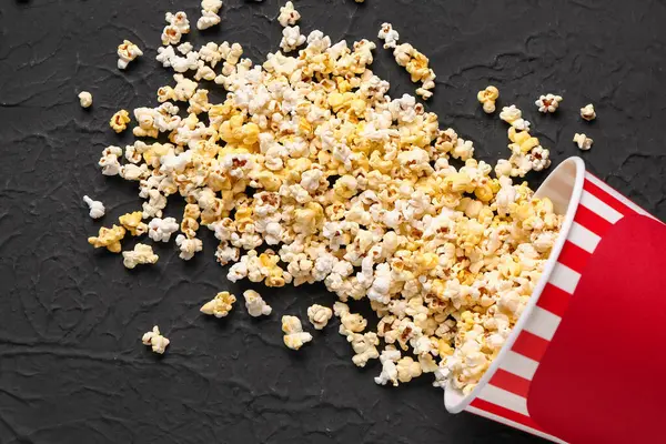 Siyah arka planda lezzetli patlamış mısır kovası