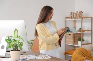 Ofiste kumaş örnekleriyle çalışan kadın iç mimar.