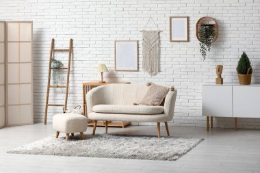 Kanepesi, puf, merdiveni ve katlanır perdesi olan modern ışık oturma odasının içinde.