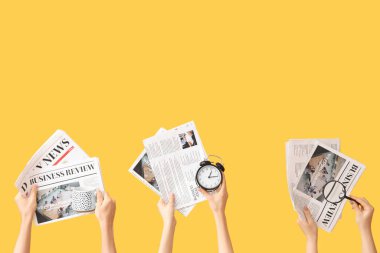 Sarı zemin üzerinde çalar saat, gazete, bardak ve büyüteç tutan eller