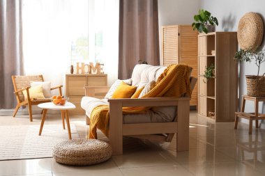 Beyaz kanepesi, sehpası ve koltuğu olan modern oturma odası.