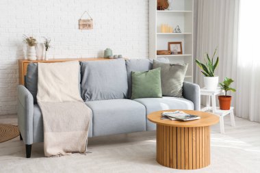 İçinde kanepe ve kahve masası olan bir oturma odası.