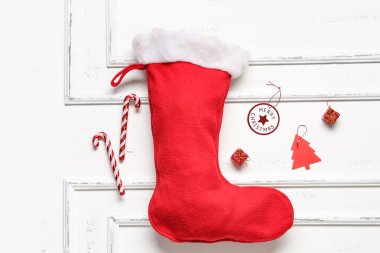 Beyaz arka planda güzel süslemeleri olan Noel çorabı