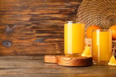 ahşap zemin üzerinde taze portakal suyu bir bardak