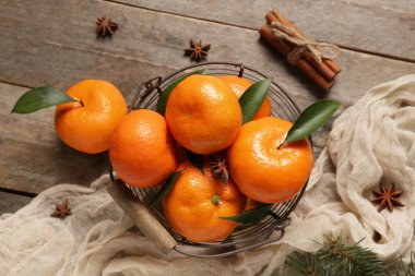 Bir sepet tarçınlı tatlı mandalina ve ahşap arka planda yıldız anason.