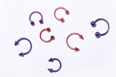 Açık arkaplanı delmek için renkli dairesel halterler.