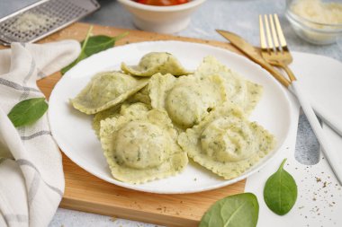 Beyaz arka planda lezzetli bir ravioli tabağı