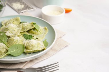 Beyaz arka planda peynirli lezzetli ravioli tabağı, yakın plan.