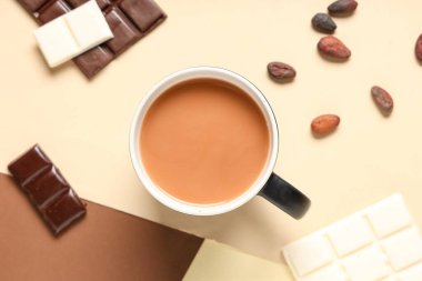 Renkli kakao çekirdekli bir fincan lezzetli sıcak çikolata.