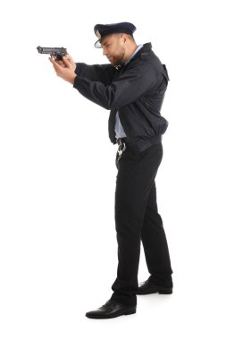Beyaz arka planda silahlı, üniformalı bir erkek polis.
