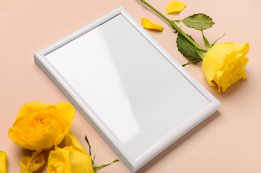 Beyaz çerçeveli güzel sarı güller bej arka planda, yakın plan