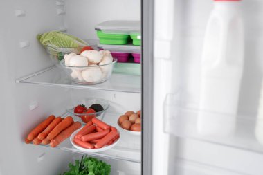 Dolapta taze ürünler var. Yakın çekim.