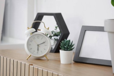 Ofisteki klozette fabrikalı beyaz alarm saati, yakın plan.