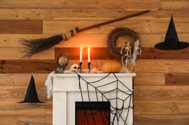 Cadılar Bayramı kutlamaları için şöminesi olan şık bir oda.