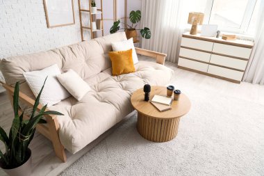 Masada kanepe ve podcaster 'ın mikrofonuyla oturma odasının içinde.