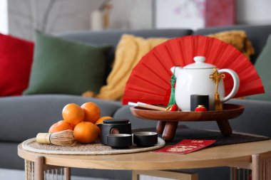 Çay ve Çin Yeni Yıl sembollü Mandarinler oturma odasında, yakın plan.