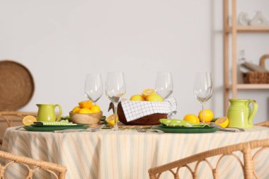 Yemek odasında bir sürü taze limonla dekore edilmiş şık bir masa.