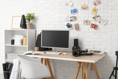 Ofis içi fotoğrafçı işyeri ve raf ünitesi.