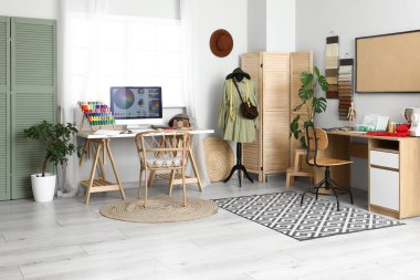 Sıraları, kıyafetleri ve mankeni olan atölyenin içi