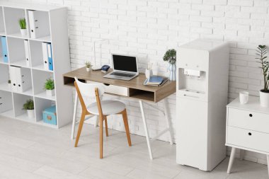 Modern su soğutucusu, çalışma alanı ve raf ünitesi olan ışık ofisinin içi