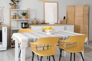 Mutfak masasında limonlu Colander.