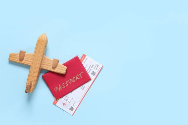 Ahşap uçak, pasaport ve bilet.