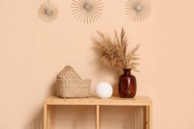 Kahverengi duvarın yanındaki raflarda farklı bir dekorasyon var.