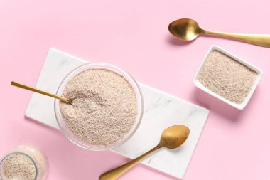 Pembe arka planda psilyum kabuk tozu